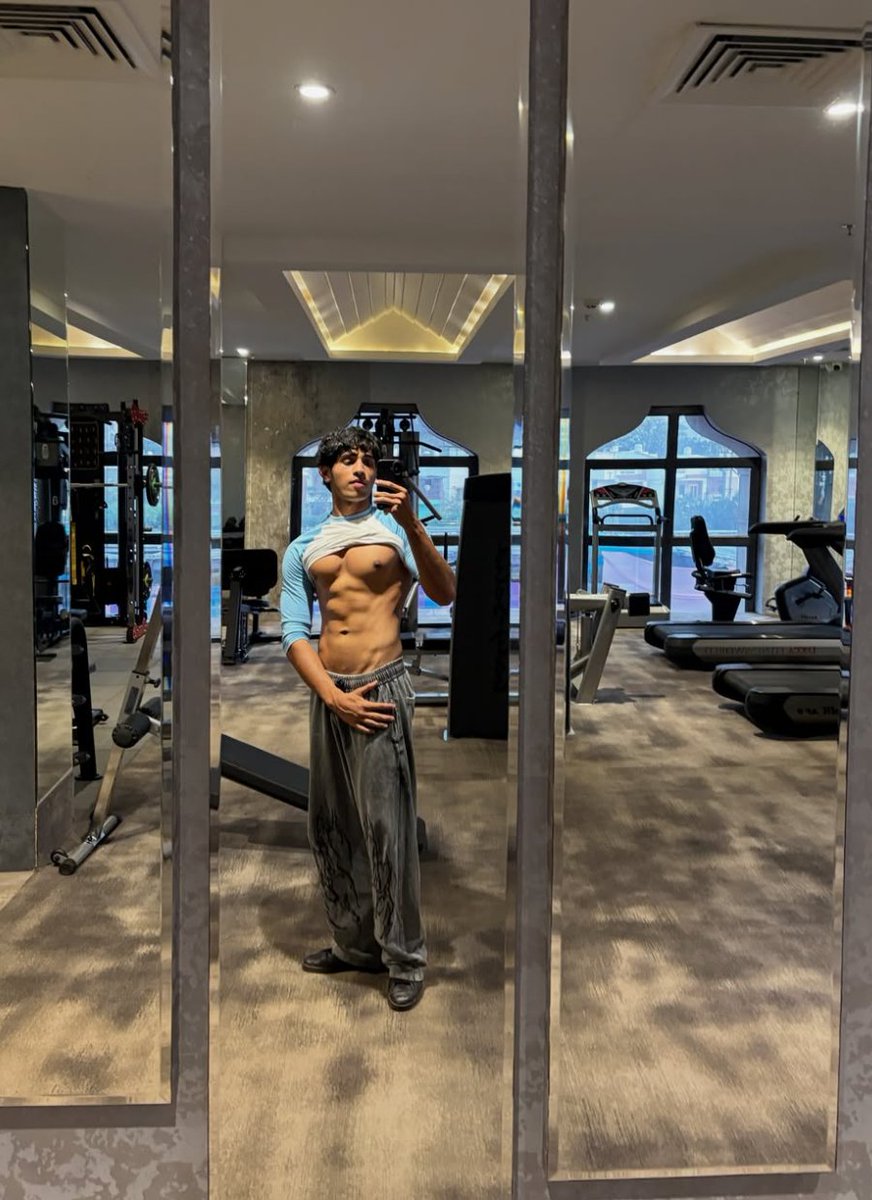 amanhoe1's tweet photo. me whenever I spot a clean mirror https://t.co/b9mRxuPatq