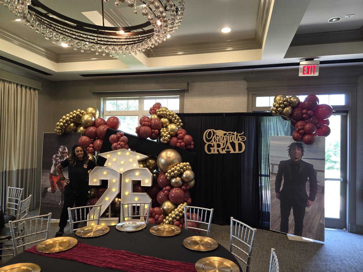 CrystalClearSo5's tweet photo. Class of 2026 
 *slanted arch: @cvlinens
 *balloon supplier:  @balloons_direct @kalisanballoons
 *host: @mzsophiasophia
 *marquee numbers: @imprsv_party
 *location: @lakepresidentialgolfclub
#dmvballoonartist  #crystalsballoons #graduationballoons #goldchromeballoons https://t.co/zHu0B9NHBX