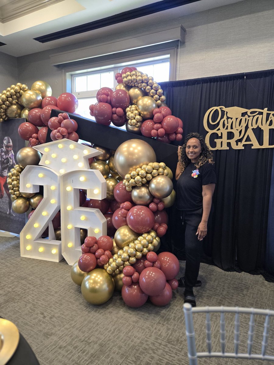 CrystalClearSo5's tweet photo. Class of 2026 
 *slanted arch: @cvlinens
 *balloon supplier:  @balloons_direct @kalisanballoons
 *host: @mzsophiasophia
 *marquee numbers: @imprsv_party
 *location: @lakepresidentialgolfclub
#dmvballoonartist  #crystalsballoons #graduationballoons #goldchromeballoons https://t.co/zHu0B9NHBX