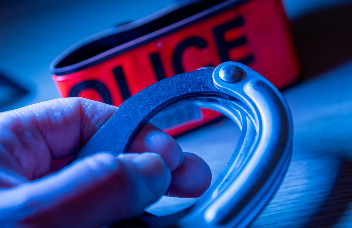 prefpolice's tweet photo. Dimanche soir, à #Paris14, les policiers constatent la présence d'un individu s'arrêtant au niveau du mur de l'enceinte de la maison d'arrêt de la Santé, afin d'y accrocher deux bouteilles à un fil ⤵️

🔴 Interpellation immédiate https://t.co/Vjhri6bqAh