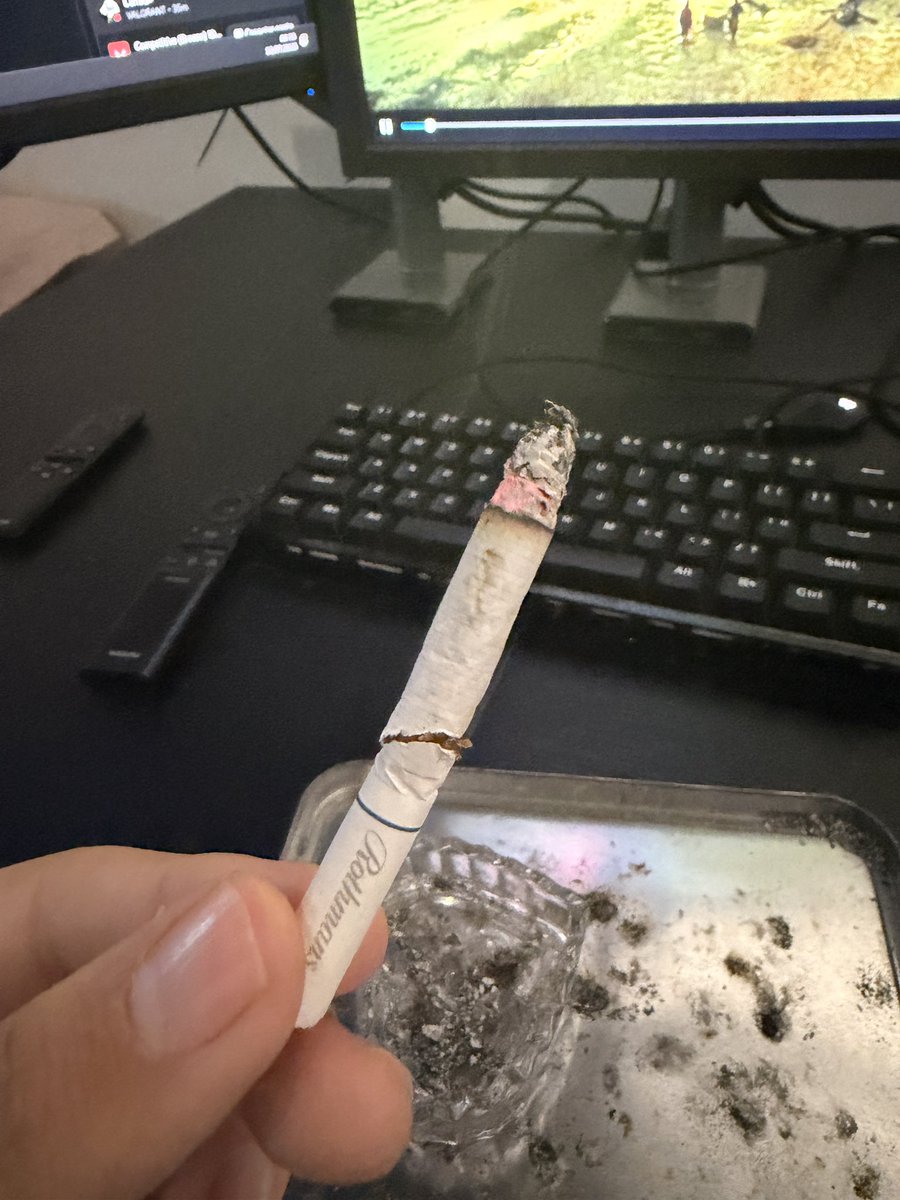 deceitfulvirgin's tweet photo. fumando cigarro rasgado e nego me pedindo pix https://t.co/oYQcxDz6nR