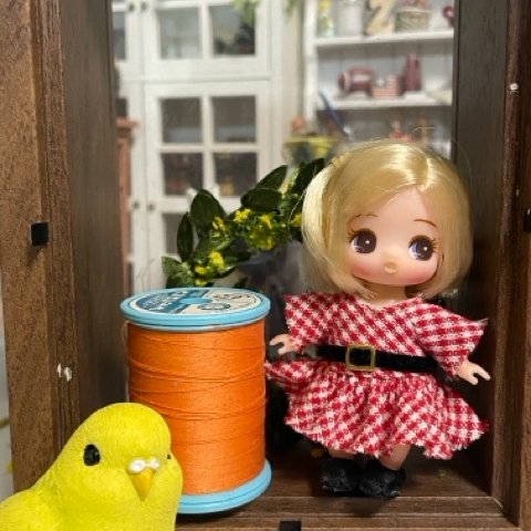 Prickly_777's tweet photo. 昨日に続いてぷちリカちゃんお迎えとぷちカスタムとお洋服制作メモ。靴は昔作ったプチブライスの靴。
プチリカちゃんのサイズ感、ミシン糸で比較したらわかりやすいかな？ちびこい。 https://t.co/URWn3eXSq5