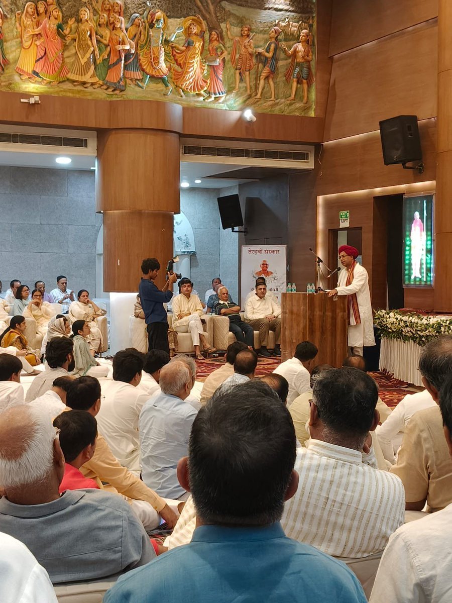 VijaySBainsla's tweet photo. आज नोएडा में भारतीय जनता पार्टी के पूर्व जिलाध्यक्ष, विनायक हॉस्पिटल के संस्थापक एवं नोएडा के वरिष्ठ समाजसेवी और गुर्जर आरक्षण के संघर्ष में मेरे पिता कर्नल किरोड़ी सिंह बैंसला जी के साथी स्वर्गीय डॉ. वी. एस. चौधरी जी की शोक सभा में सम्मिलित होकर उन्हें भावभीनी श्रद्धांजलि अर्पित की। 

डॉ. चौधरी जी ने अपने जीवन में संगठन, समाज और स्वास्थ्य सेवा के क्षेत्र में समर्पित भाव से कार्य करते हुए असंख्य लोगों के जीवन को स्पर्श किया। चौधरी साहब मुझे हमेशा सामाजिक व राजनीतिक मार्गदर्शन दिया करते थे, उनका सरल व्यक्तित्व, सेवाभाव और समाज के प्रति समर्पण सदैव हमारी स्मृतियों में जीवंत रहेगा।

ॐ शांति।