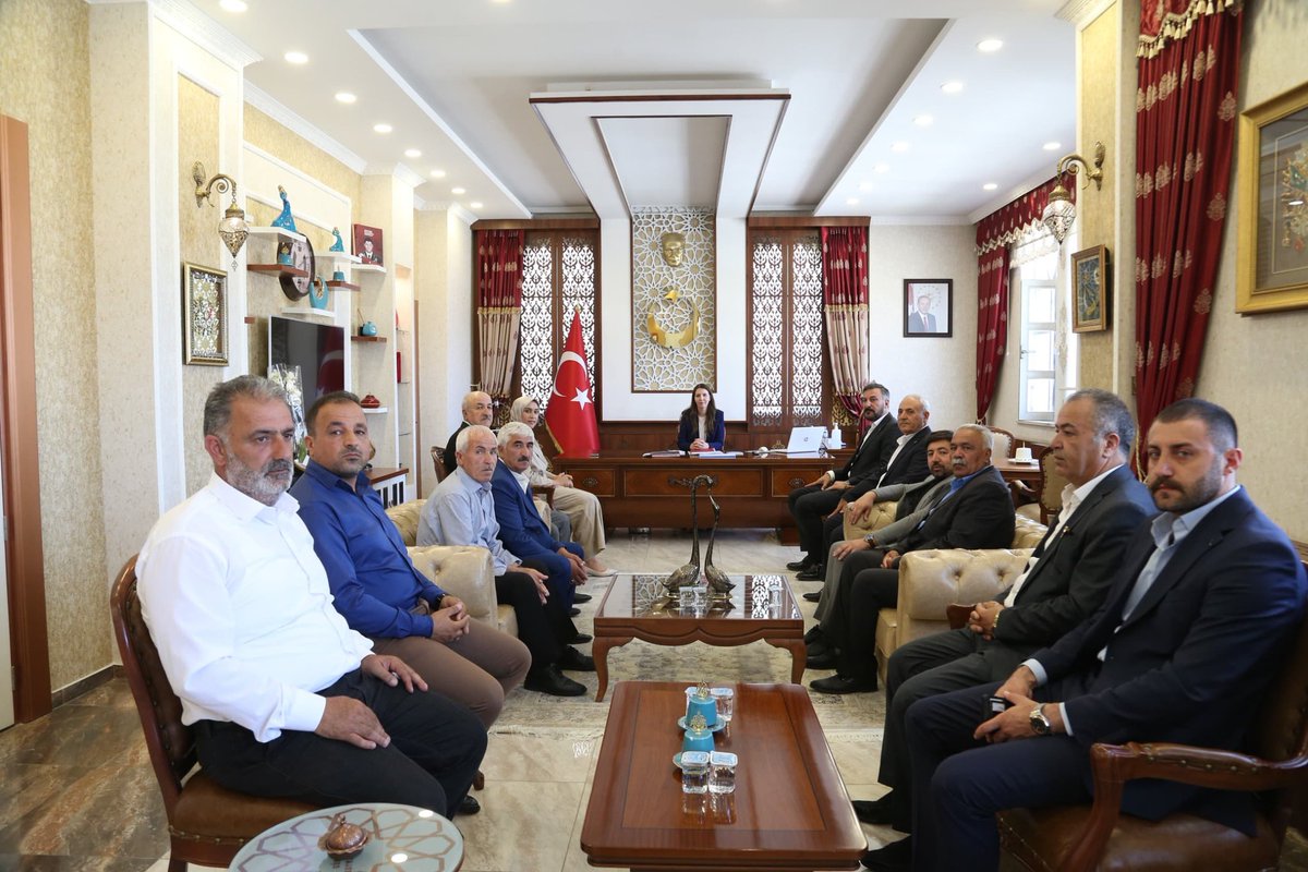 Gkaymakamlik's tweet photo. AK Parti Gürpınar İlçe Başkanı Sn. Faruk ŞAMİLOĞLU, AK Parti Gürpınar Kadın Kolları Başkanı Sn. Derya ILIKAN ve beraberindeki ilçe teşkilatı, Kaymakamımız Sn. Fatma TURHAN KESER'e hayırlı olsun ziyaretinde bulundu. https://t.co/WZYNxhZMD1