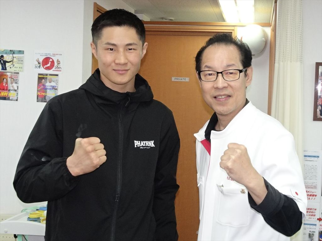 mitsuma6005's tweet photo. 原田兄弟 兄 プロボクサー 原田海舟(フェザー級 ミツキジム) 選手 第９戦目 ６回TKO勝利！まだまだ結果を残していくことだろう。厳しいプロの世界で確実に階段を上り、人間的にも魅力ある海舟選手にパワーをいただいている。#プロボクサー #原田海舟 #みつま整骨院 #豊中市 #曽根 #桜塚 #長興寺 https://t.co/1lw4U05oQ6