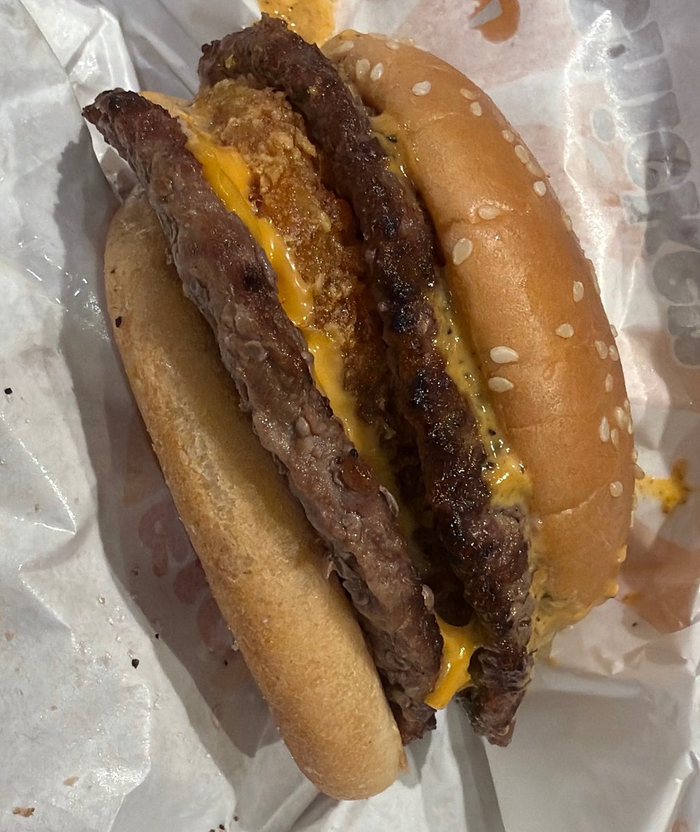 mo346nshi's tweet photo. 🍔+👑=😋 https://t.co/MulePb3I3c