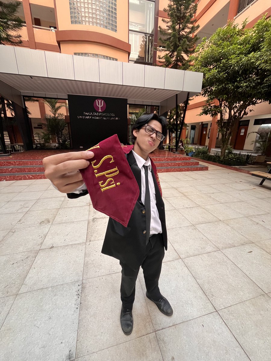 alteurysm's tweet photo. lupa minggu lalu gua sarjana https://t.co/CiKIFKafrG