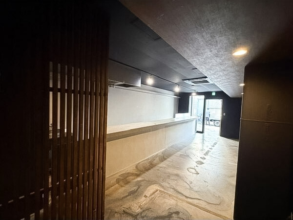 b_maniajp's tweet photo. 【コンクリ調大人居抜き】
オレンジストリートすぐ！デザイン性に優れたシックな1階店舗・事務所物件✨

💬大人空間でカフェやバーに最適！敷金ゼロで初期費用も抑えられるお洒落な居抜き物件😊

↓詳細＆問い合わせはこちら📩
https://t.co/77HScXtzxR

#南堀江店舗 #居抜き物件 #オフィス https://t.co/0JtcJ6F3Ua