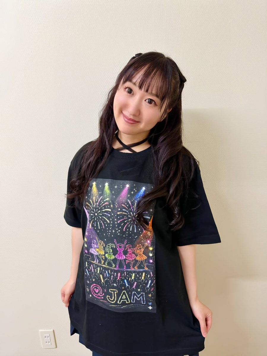 saya_akagidan's tweet photo. じゃじゃーん
さやきーがデザインした
#アットジャム Tシャツです💕

大好きな＠JAM で
今夏もたくさんのアイドルとファンの皆さんが、最高のひと時を過ごせますように✨
という思いを込めてデザインしました😊

サンプルを着用してみたよ😊

X応援ポストお願いします💖
現在5位✨ https://t.co/Np2tgnJ4P7