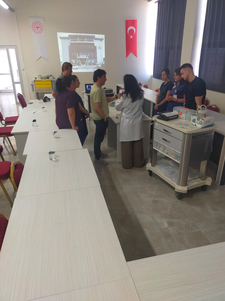 MuratliDevletH's tweet photo. 🏥 
10–13  Temmuz tarihlerinde hastanemiz Acil Klinik hekim ve hemşirelerimize  yönelik, Anestezi Uzmanımız *Uzm. Dr. Fadimana Koyuncu* tarafından *Zor  Havayolu Yönetimi, Entübasyon ve Kardiyopulmoner Resüsitasyon (CPR)*  konularında uygulamalı eğitim gerçekleştirildi. https://t.co/vatdNE4wGY