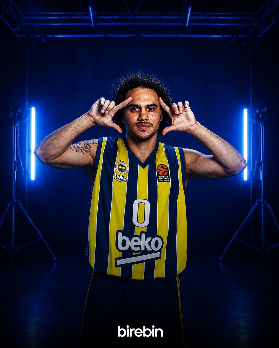 birebincom's tweet photo. 🚨 Avrupa basketbolunda yılın transferi!

Shane Larkin, yıllar sonra Anadolu Efes'e veda ederek Fenerbahçe Beko'ya transfer oldu. 💛💙

Bu hamle, son yılların en çok konuşulacak transferlerinden biri olmaya aday.

Sence Larkin, Fenerbahçe'de de efsane olabilir mi? 👀🏀 https://t.co/wmMkiacUx2