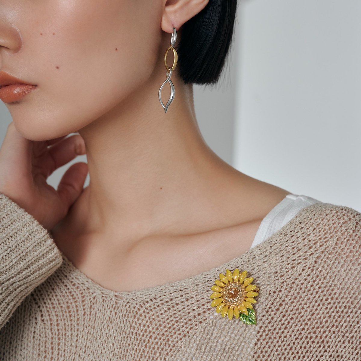 【ヴァンドームブティック】花モチーフのエナメルブローチ この夏おすすめアクセサリー 心華やぐイエローカラーが印象的な