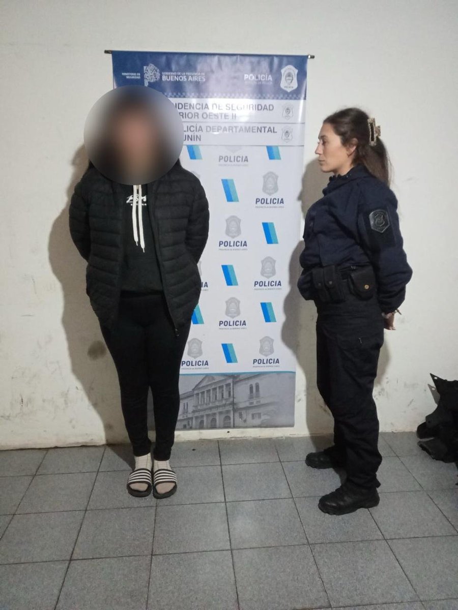 juanfiorini's tweet photo. PRESOS POR INADAPTADOS

Gracias al trabajo conjunto de la Policía, el COM y la Justicia, fueron identificados los responsables de los hechos de violencia ocurridos durante los festejos por la clasificación de la Selección Argentina.

A partir del análisis de las cámaras de seguridad y otros registros fílmicos, se logró identificar a las personas involucradas en una pelea ocurrida en la esquina de 25 de Mayo y Roque Sáenz Peña, donde además ocasionaron daños a una motocicleta.

Con las pruebas reunidas, la Justicia ordenó allanamientos, se secuestraron elementos de interés para la causa y tres personas fueron trasladadas a la Comisaría Junín Primera, donde quedaron imputadas por el delito de daño.

En Junín hay lugar para los que festejan con alegría y respeto, no para los inadaptados que creen que la violencia forma parte de una celebración. El que rompe, agrede o genera disturbios deberá responder ante la Justicia.