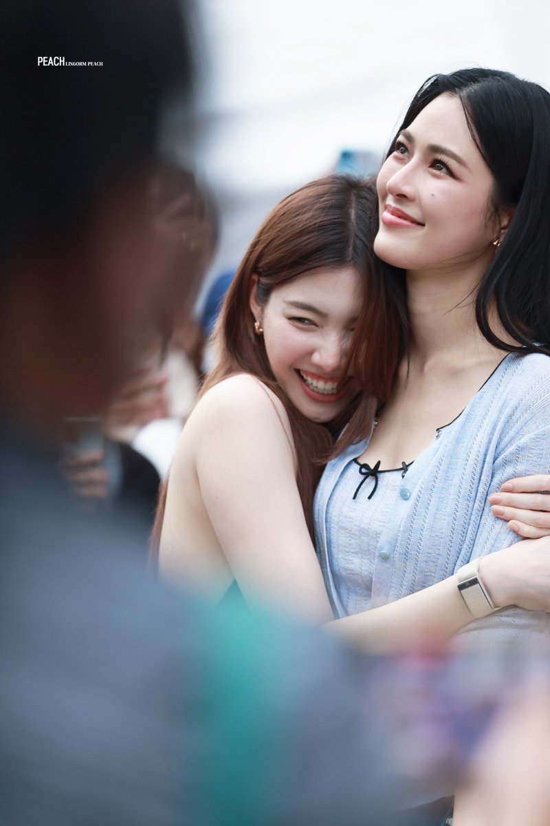 bubuuqy's tweet photo. ใครจะคิดว่าวันนึงจะได้เห็นพี่หลิงไปชาโก้วะ เห็นว่าสั่งมากินด้วยกันตลอด แต่ไม่คิดว่าวันนึงจะมาอ่ะเพราะชาโก้มันอยู่กลางสยามแถมคนเยอะ แต่ชีมาชาโก้ชีก็ไม่เหมือนลูกค้าชีเหมือนแฟนCEO 5555555555 https://t.co/QwDYxJpT27