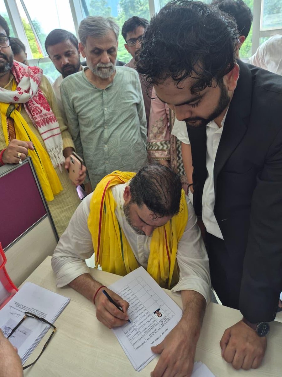 ForSuraaj's tweet photo. यह सिर्फ़ नामांकन नहीं, बल्कि बिहार और बाँकीपुर का इतिहास है, जिसे प्रशांत किशोर स्वयं अपने हाथों से लिख रहे हैं। https://t.co/2cEJq7A52x