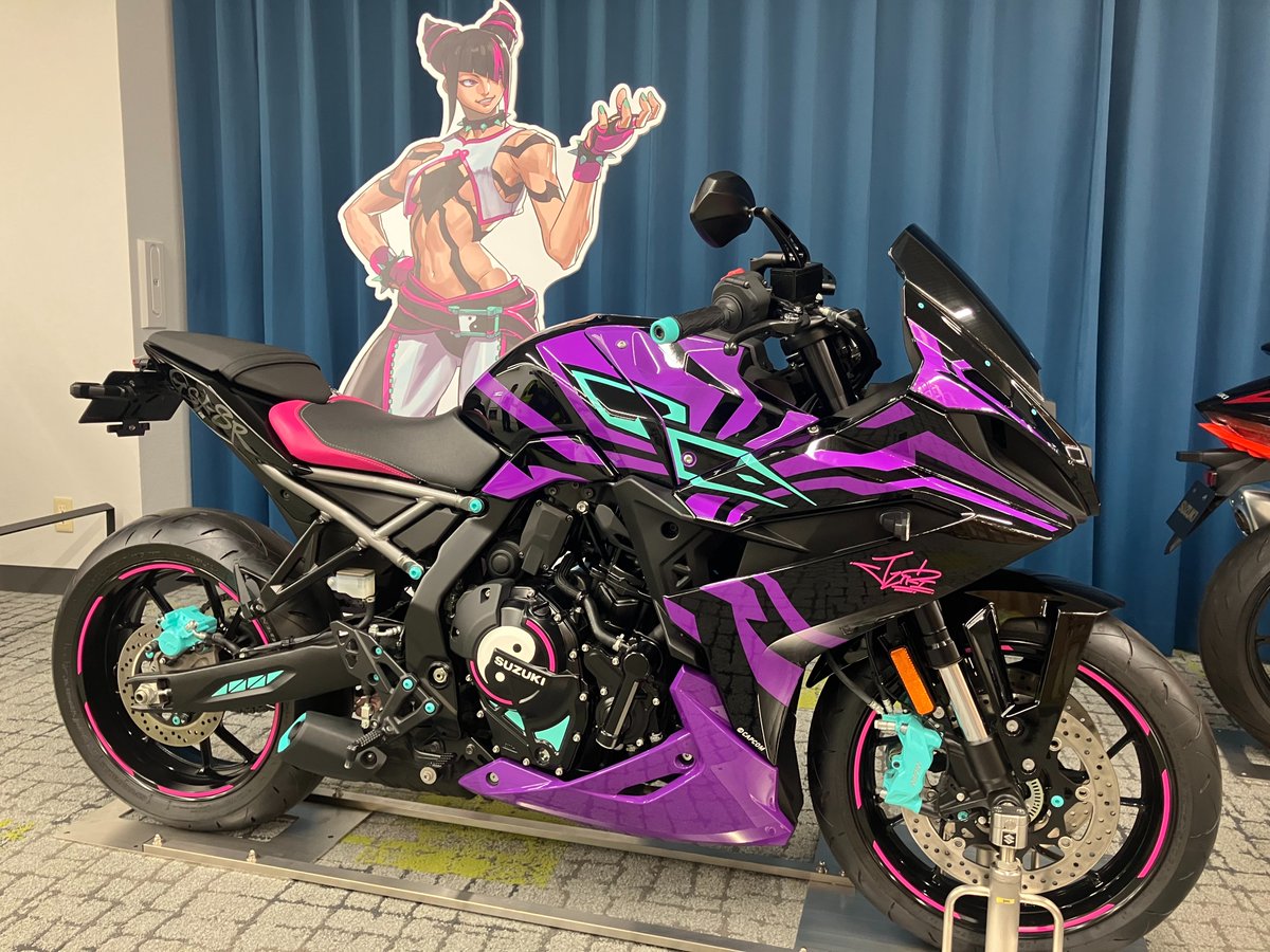 suzukicojpmotor's tweet photo. 【SUZUKI×STREET FIGHTER 6】
世界中の様々なイベントで展示し大好評いただいた特別コラボ車両「GSX-8R Tuned by JURI」をスズキ歴史館で跨り撮影可能で展示します。
開館時間：9:00～16:30 ※月曜休館
展示期間：2026年9月末
＊スズキ歴史館は見学予約が必要となりますので下記URLからお願いします。 https://t.co/7dOdB6ZhUR