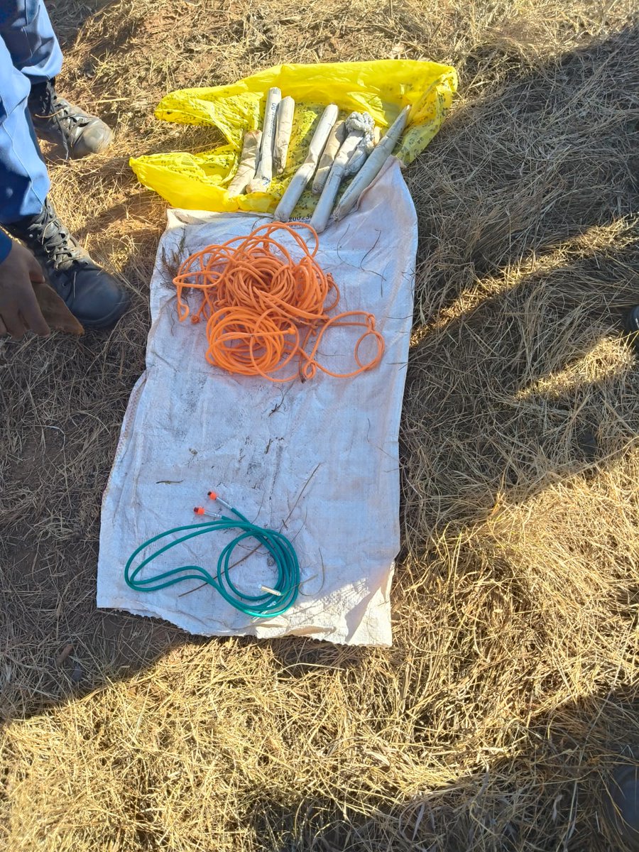 SANDF_ZA's tweet photo. Success Joint Operations Gauteng || Operation PROSPER: Illicit Mining and Anti-Criminality Gauteng Province.
https://t.co/wyenqLX7gl
#SANDF
#JointOperationDivision
#JointOperationGauteng
#OperationPROSPER https://t.co/q04SD5TdwV