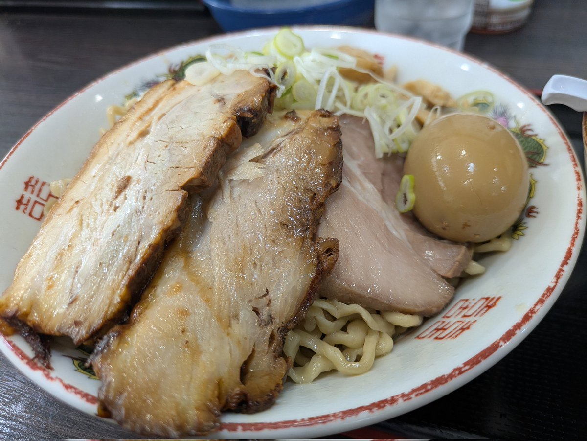 watanabemania's tweet photo. 【自家製太麺渡辺】
DX油ソバ300+ワカメスープ×2です！
社長が麺揉みしたであろうしっかりちぢれ麺✨
食感モチッとver.！
一気に食べてしまいそうになったけど最後はバゴーーーン！
今日もうまし✨
#自家製太麺渡辺 https://t.co/rvY5FdQuEi