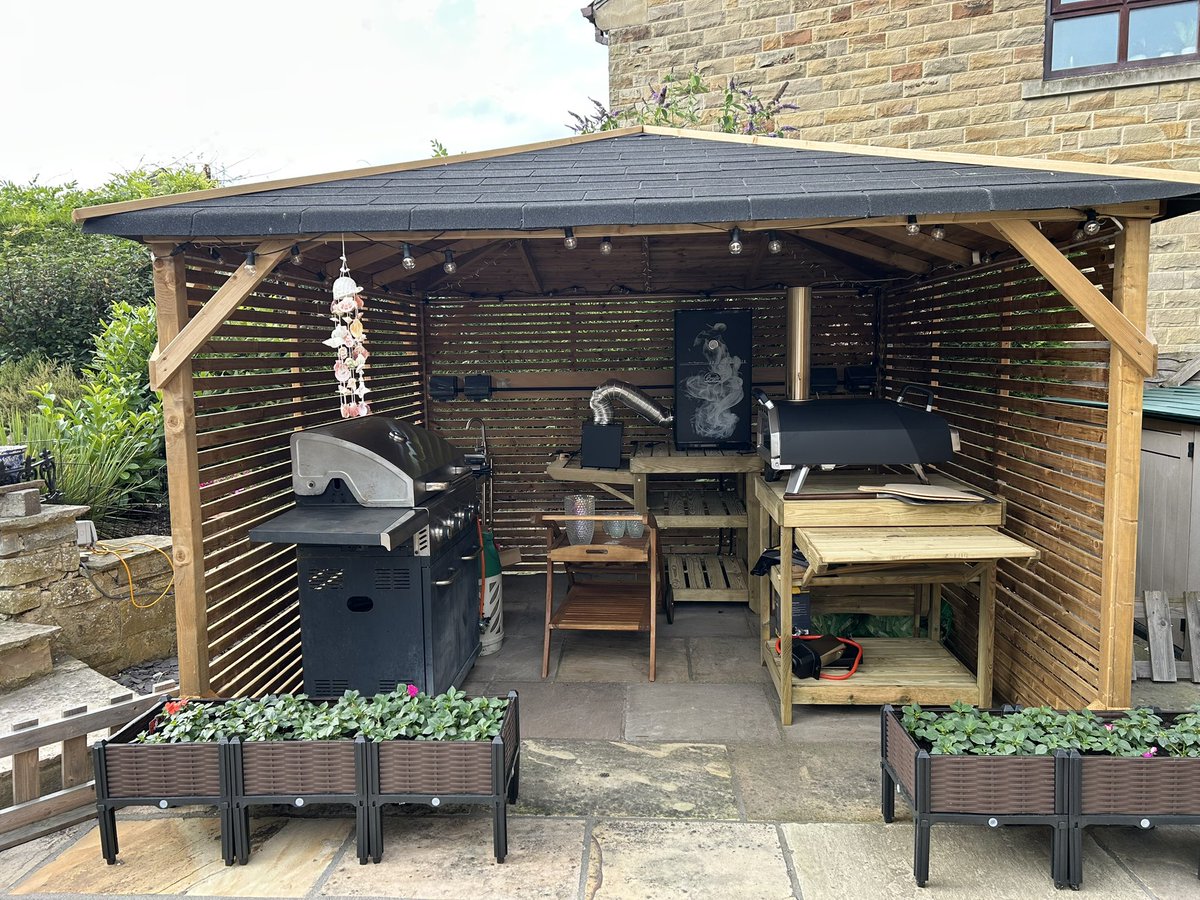 wonderfulziggy's tweet photo. @littlewood_mark @England @YouTube It’s an Oomi I think - fits well in the new outdoor kitchen. https://t.co/SkW0OU79Ce