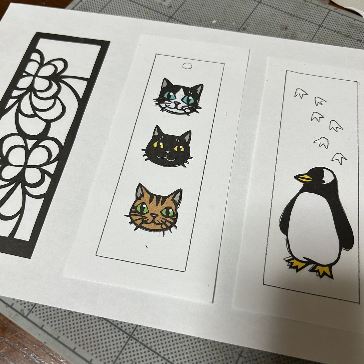 MISA17ayaka's tweet photo. 切り絵の栞🔖を作ろうと思って、手貼りのラミネートフィルムを買ってみた。上手くできるかな〜
花柄に色をつけるか迷い中 https://t.co/VZyTEnk3U3