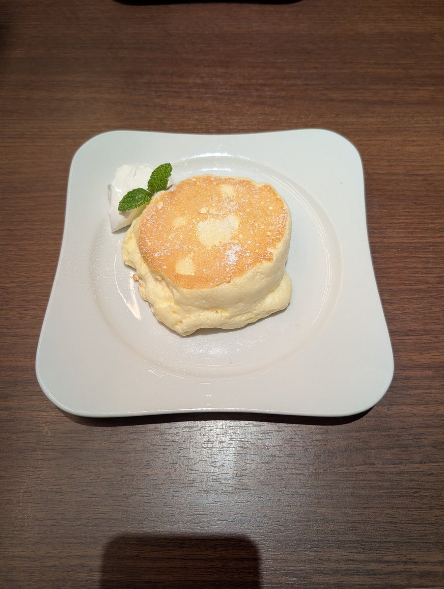 skun012's tweet photo. 今日は相方くんと朝ごはん。前から気になってたパンケーキが美味しいという店に行ってみました。メインのロコモコも美味しかったけど、このパンケーキは最高！ふわふわで、口の中で溶けちゃう感じ。いやー、これはリピート確定です👍 https://t.co/LHgZOOzLtq