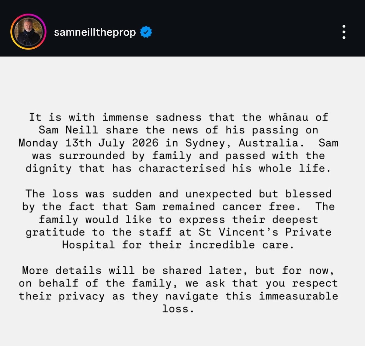 TribunaLibreES's tweet photo. 🚨🇳🇿🇬🇧 COMUNICADO SOBRE EL FALLECIMIENTO DE SAM NEIL:

"Sam estaba rodeado de familia y falleció con la dignidad que ha caracterizado toda su vida.

La pérdida fue repentina e inesperada, pero bendecida por el hecho de que Sam permaneció libre de cáncer. Les gustaría expresar su más profunda gratitud al personal del Hospital Privado St Vincent por su increíble atención.

Más detalles serán compartidos más adelante, pero por ahora, en nombre de la familia, les pedimos que respeten su privacidad mientras navegan por esta inconmensurable pérdida."