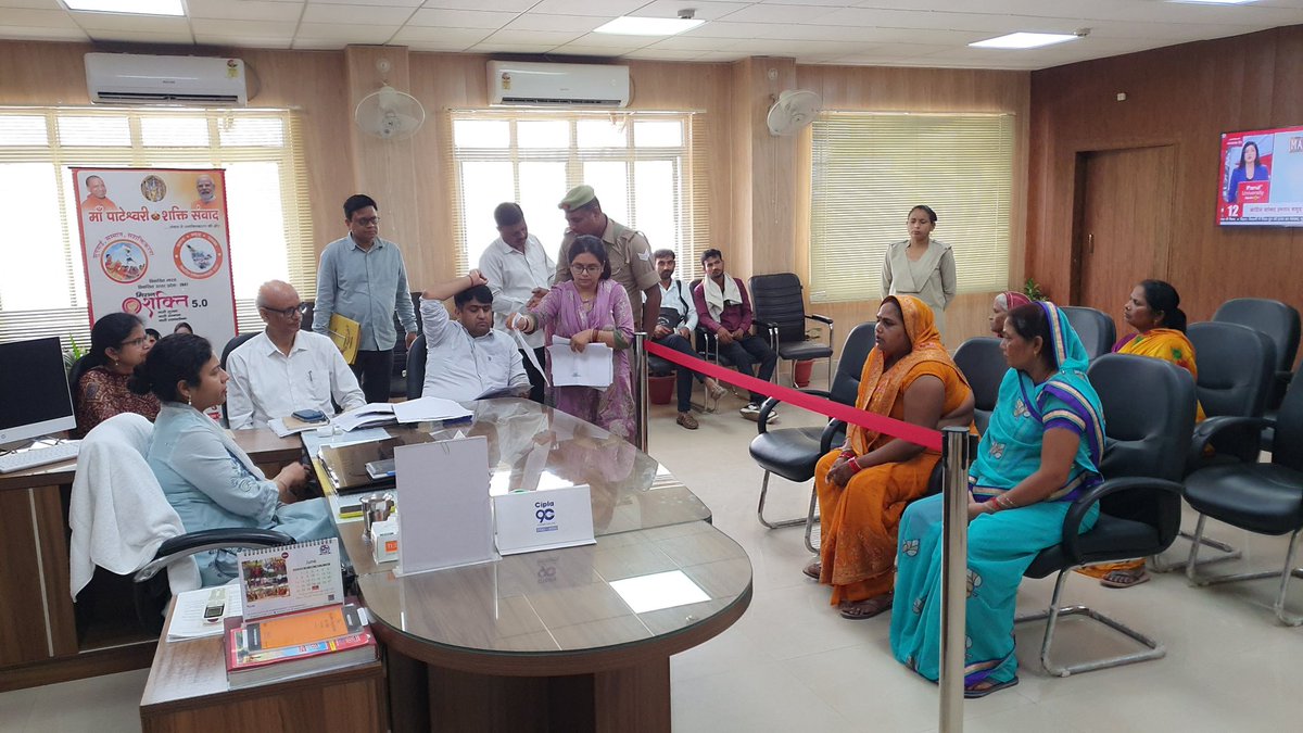 CommGonda43's tweet photo. "मां पाटेश्वरी शक्ति संवाद" कार्यक्रम के तहत मण्डलायुक्त दुर्गा शक्ति नागपाल द्वारा 35 महिलाओं की जनसमस्याओं को सुना गया। उन्होंने तत्काल संबंधित अधिकारियों को कार्यवाही करने के निर्देश दिये। मंडलायुक्त द्वारा कुछ समस्याओं का मौके पर ही निस्तारण किया गया।@CMOfficeUP https://t.co/bRLH1VeqCZ