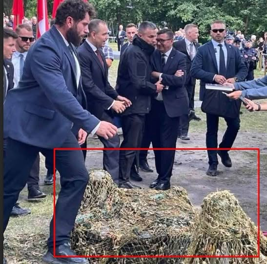 dwyse11's tweet photo. Шкода, що з такого положення надзвичайному і повноважному послу зовсім не видно, як снюсовий дегенерат облаштував собі трибуну на могилах українців.
https://t.co/CSU3bdmN3o https://t.co/1TWmdbTsRf