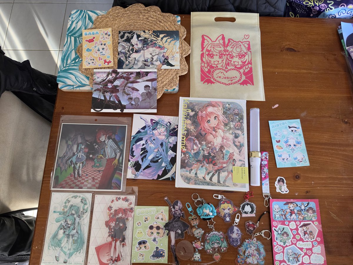 ThisTreeSucks's tweet photo. the great haul of #smashcon what a time ♡⸜(˶˃ ᵕ ˂˶)⸝♡ https://t.co/Ye6fv3G34s