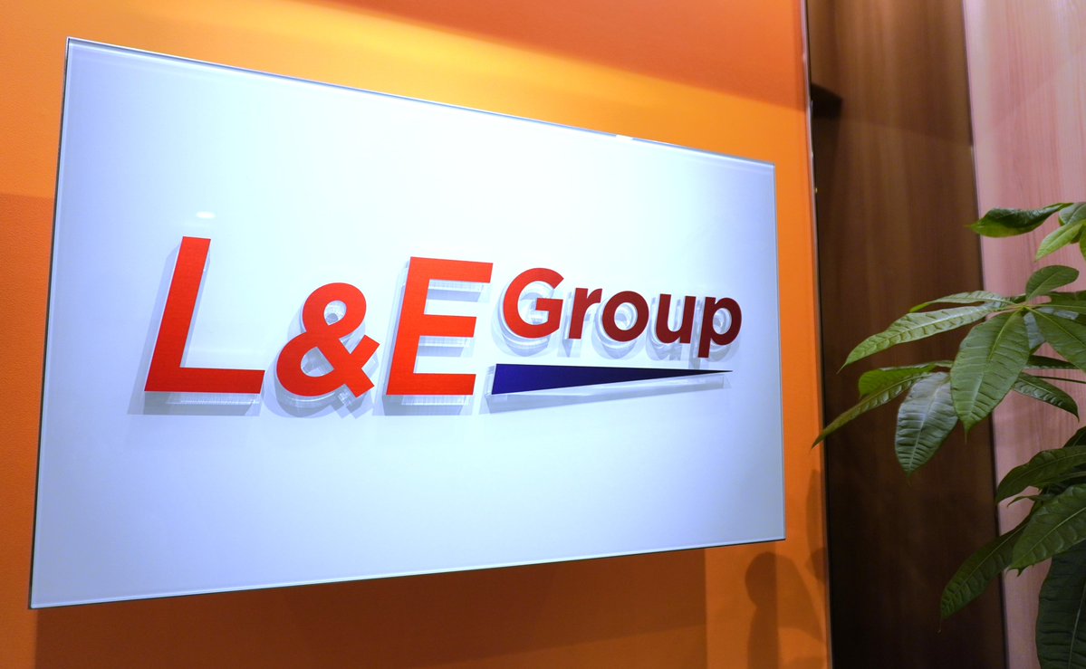 legrp_recruit's tweet photo. ＼📢新ミッション・ビジョン／
この度L&E Groupは、ミッション・ビジョンをアップデートいたしました！

====================

＜新ミッション＞
自創と共創による多彩な事業デザインで
社会と顧客に貢献し、
成功の連鎖を生み出し続ける

＜新ビジョン＞
テクノロジーに精通した
次世代事業家人材を輩出し、
商いつくる 商いつなぐ 商いひろげる

====================

L&E Groupは常に時代の変化に合わせて会社の目指す方向性や在り方を進化させてきました。

ミッション・ビジョンに関しても3～5年程度のスパンで見直し、古いものに固執せず今の状態により近いもので言語化していっています。

新しいミッション・ビジョンを胸に、メンバー一同これからも進化を続けてきます！

#ミッションビジョン