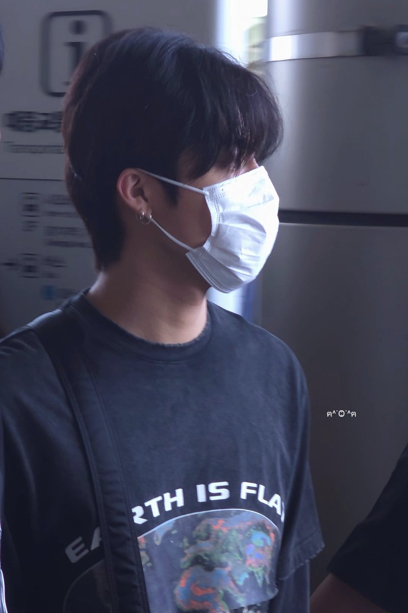 findin_tiger's tweet photo. 260713 보호받는 남자 👨🏽🫳🏽🐺🩵
#treasure #트레저 #박정우 #parkjeongwoo https://t.co/S5Z9I3oghe