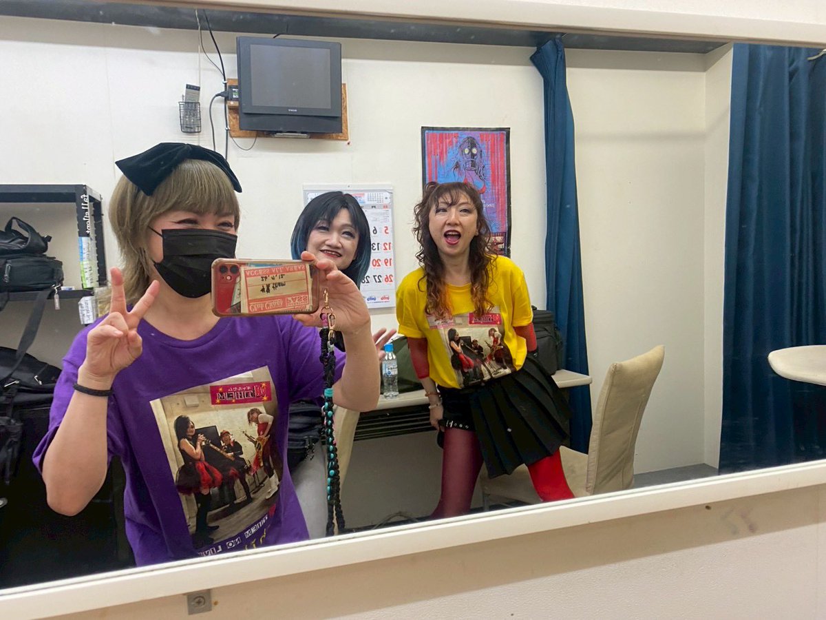 THEM0228's tweet photo. 昨日は急遽ボーカルサポートして頂き、無事ライブを行うことができました。
関係者やお客様皆様の暖かい気持ちに感謝致します。
応援ありがとうございました😭 https://t.co/biWVZCifpB