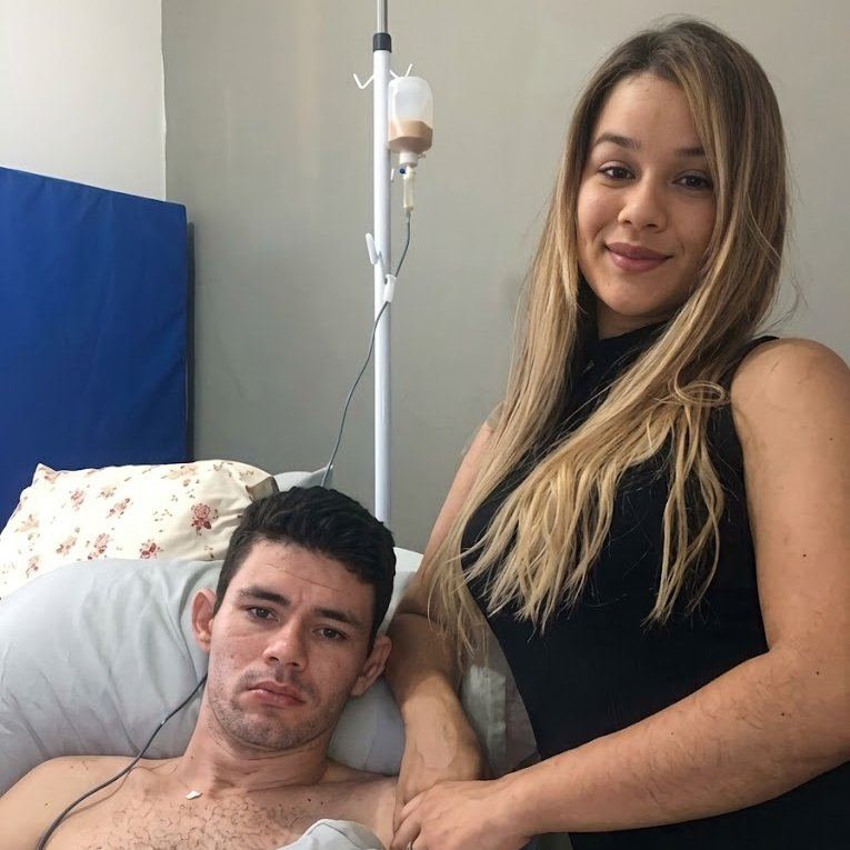 AcervoCharts's tweet photo. Homem ficou tetraplégico após um acidente e a esposa decidiu permanecer ao seu lado.

Mesmo seguindo a própria vida e iniciando um novo relacionamento, ela continuou cuidando dele. https://t.co/BLfzOwvtGL