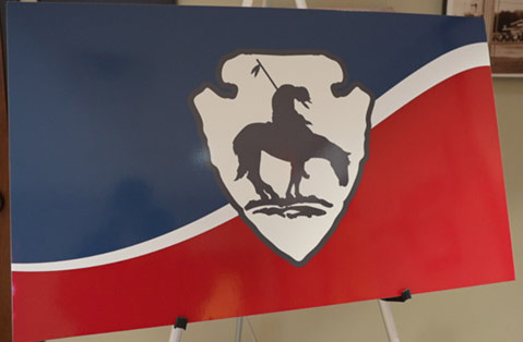 banderesidemes's tweet photo. #Ahir 12 de juny la ciutat d'#Owasso (Oklahoma) va adoptar la #bandera municipal.
Una meitat de blau marí a dalt i una de vermella a baix separades per una estreta franja ondada blanca. Al centre, l'escut en forma de punta de fletxa amb la imatge de l'"End of the Trail".
1/2 👇 https://t.co/XogbShuvPP