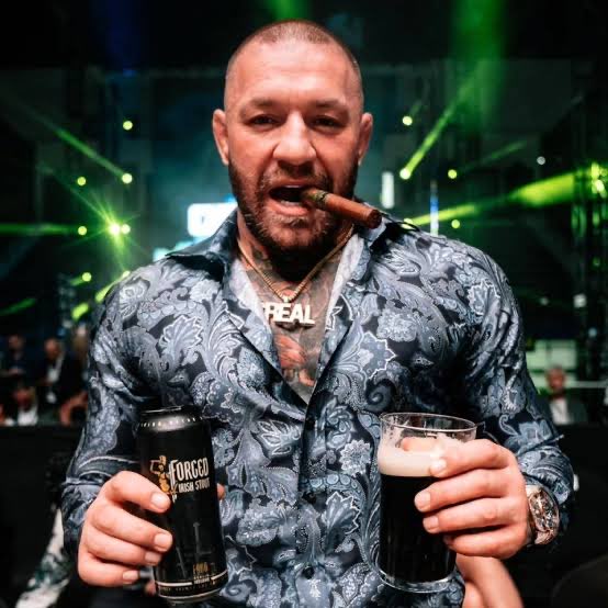dortotuzalti's tweet photo. GERÇEK CONOR MCGREGOR 2016 YILINDA BOKS LOBİSİ TARAFINDAN ŞEHİT EDİLMİŞTİR. SOLDAKİ FOTOĞRAFTA GÖRÜLDÜĞÜ ÜZERE ÇİFTE ŞAMPİYON SAKALLI VE DİNİ BÜTÜN BİRİDİR.

SAĞDAKİ KİŞİ İSE YERİNE GEÇEN YAHUDİ İŞ ADAMI YOSSİ KOHGREGORİ.KENDİSİ BİR MASONDUR.SÜREKLİ PARTİLER VE TIRAŞ OLUR. https://t.co/rdEsHxiA4W