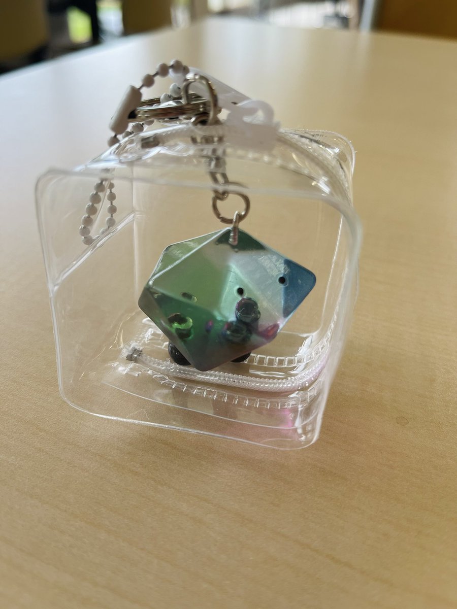 yuzu_maro7's tweet photo. seriaでkakuちゃん用のケースをゲットしたので今日かばんに付けて学校に行ったら、友達が何それー？って聞いてくれて、グッズだよって言ったら宝石みたいで可愛い！って言ってくれた！☺️普通のJDから見てもkakuちゃんは可愛いみたいです🫡 https://t.co/8bKRt7kC4s