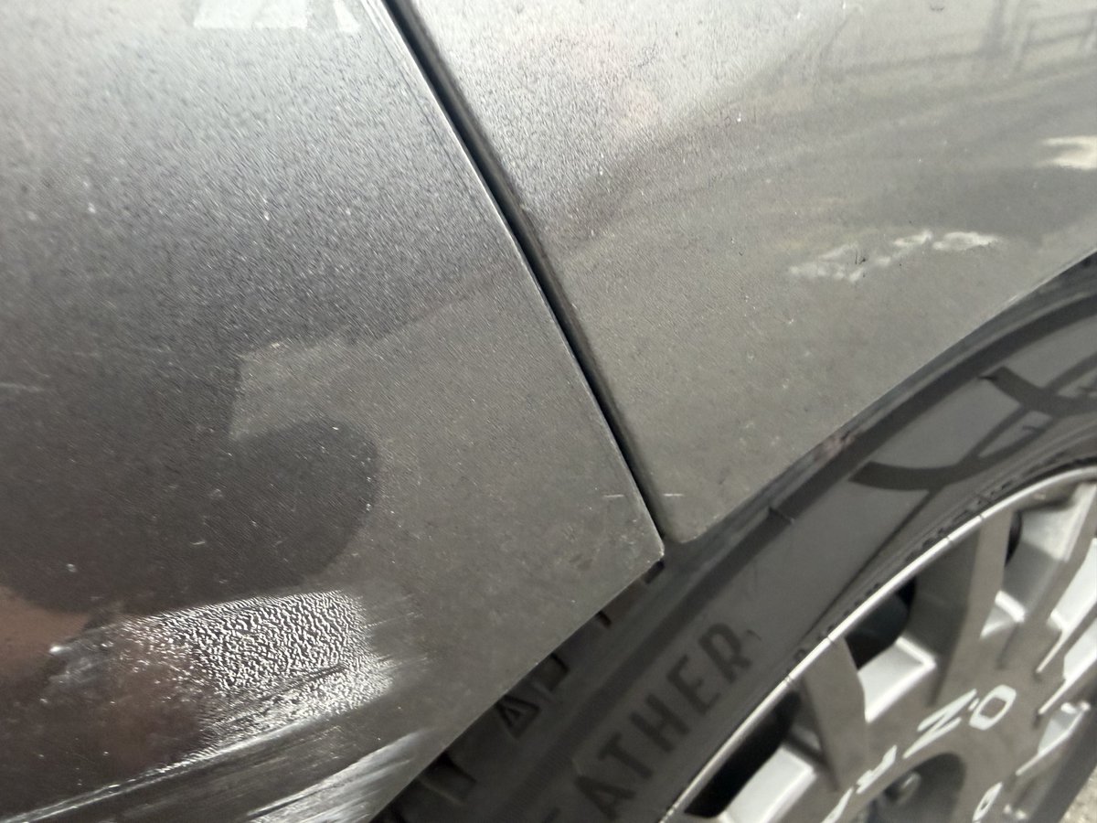 FJ72Thinline's tweet photo. すれ違いで、当てられました…

マジでありえない😡

こちら側は、完全停車状態でやられた…

整備士のマイカーを当てるとかね😱 https://t.co/YE2Oj5PRHX