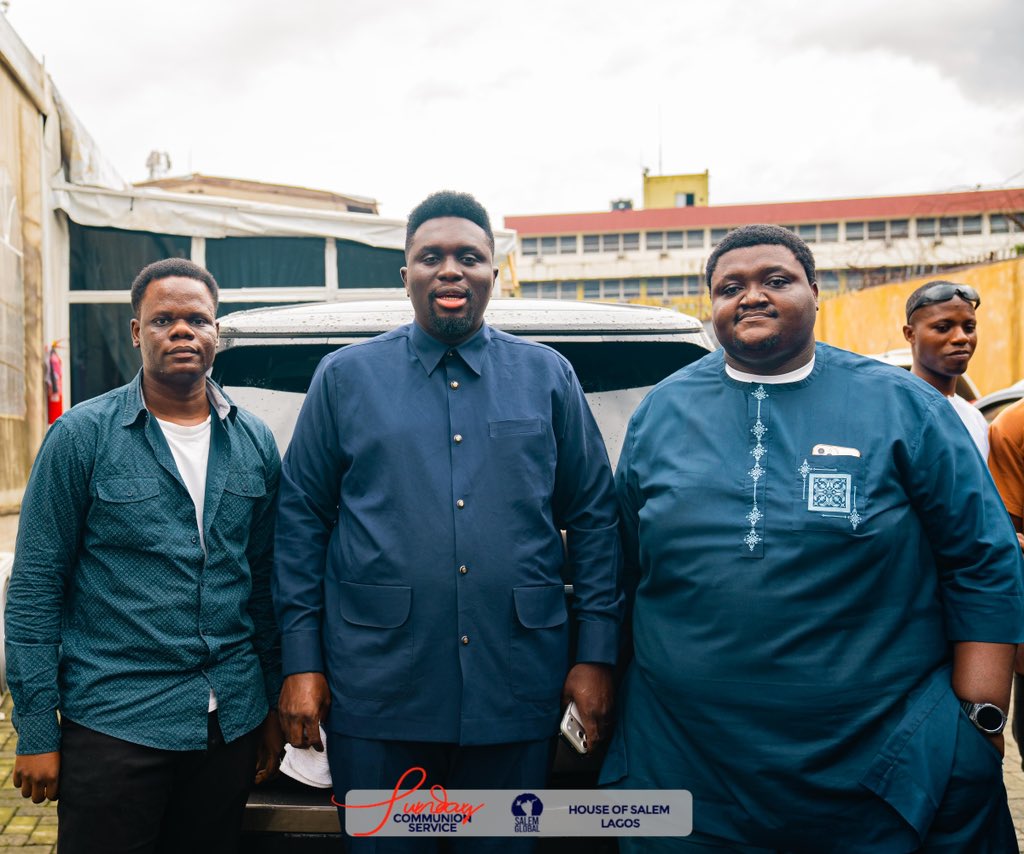 HouseofsalemG's tweet photo. So we met up with our Papa for a picture session and it went beautifully well. 

#photowithprophet #prophetjoelogebe #SalemGlobalService https://t.co/sBhMaguOpr