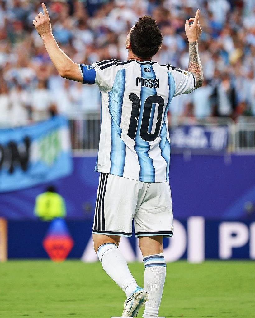 AURAGOALX's tweet photo. 🚨 Reporter: “Mbappé or Messi who’s the real king?”

🗣️ Jude Bellingham: “Messi. He’s been the king for nearly 20 years and he’s still not dethroned.” https://t.co/2bzq3Q6fAc