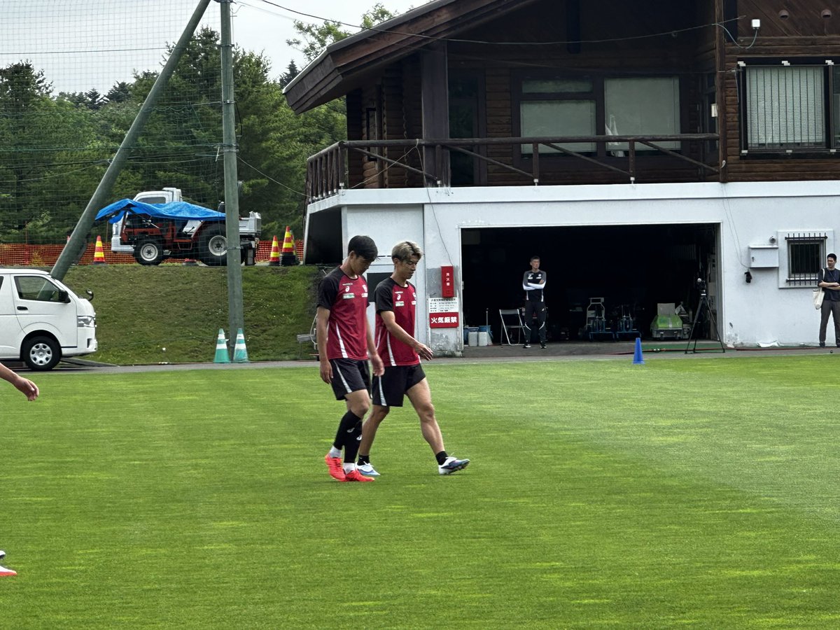 houzuki36's tweet photo. 白旗山にヴィッセル神戸のキャンプ見学してきた。
いやーすごいメンバー。

行きはタクシー、帰りは手段なく歩いて(下山?して)帰っていたところ助けてくださった方がおりまして。
大変感謝しております！
プレドかどこかでまたお声がけさせていただきます！

とても楽しく良き1日でした！ https://t.co/Fmrn9MWl0n