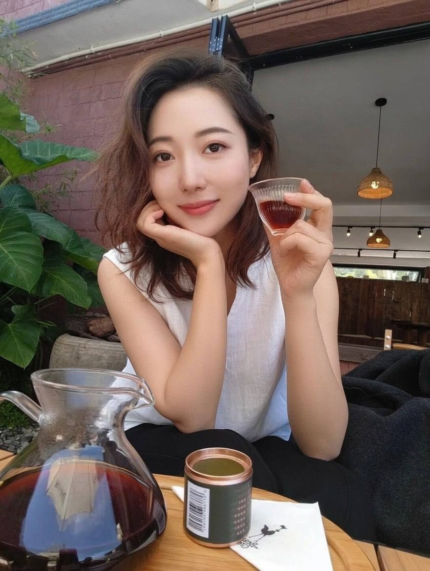 BethanyMillin's tweet photo. 偷得浮生半日闲，小杯浅酌思华年。此刻天气正好，茶香四溢，享受这片刻的宁静 https://t.co/eYQ5xryQKx
