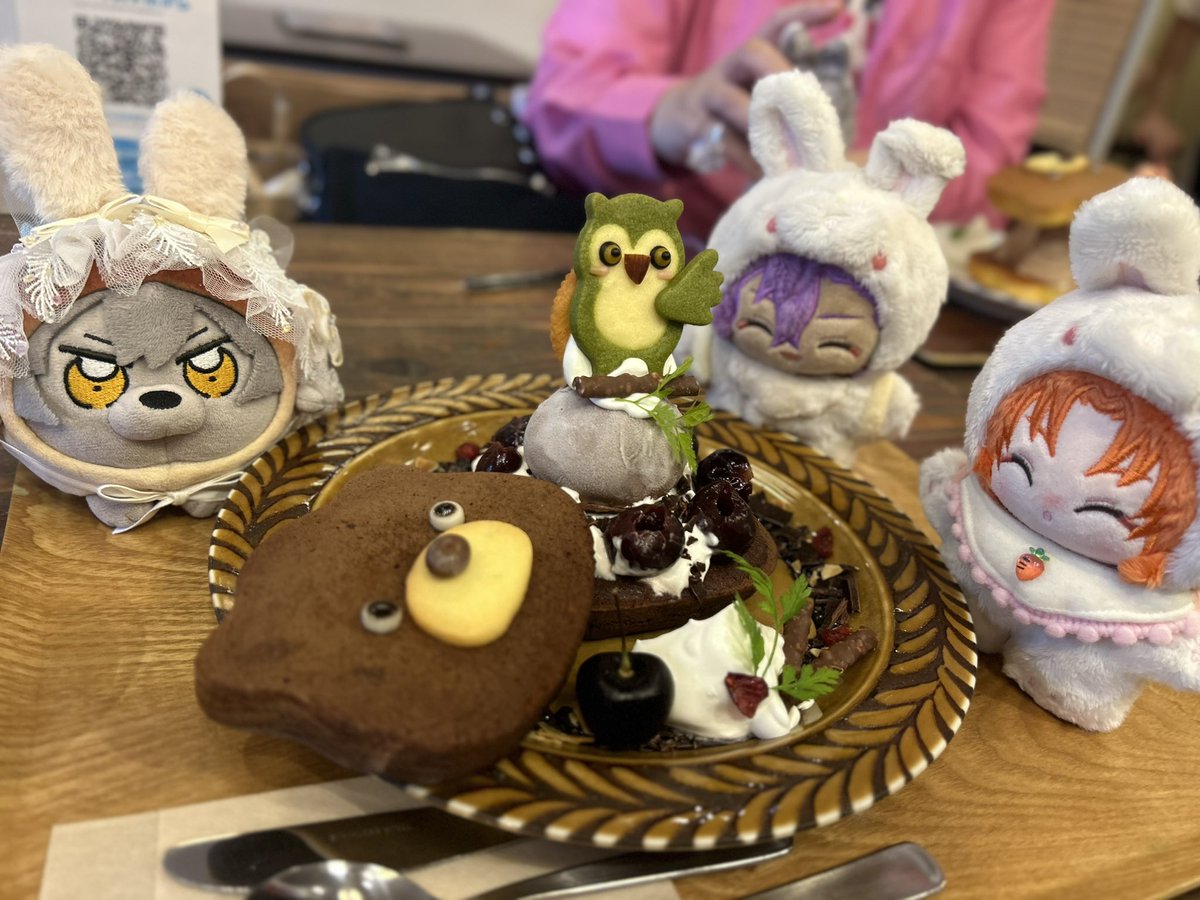 ayavxq's tweet photo. ようやくhenteco森の洋菓子店に行き、激かわパンケーキをいただくことができた🐻🥞
見た目に反して大人向けできちんとお酒の香りも楽しめるのもかなりポイントが高かった🍷
味のクオリティの高さも💯🫶
こんなに満足度が高いカフェ久々かも…
🥞好きの薫くんのこの満足気な顔が見たかったァ……！ https://t.co/YMbdmSRaYs