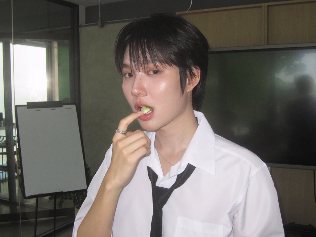 yimmmit9's tweet photo. พี่ตายว่ะบิ๋ #nampingster https://t.co/21sInTvPca