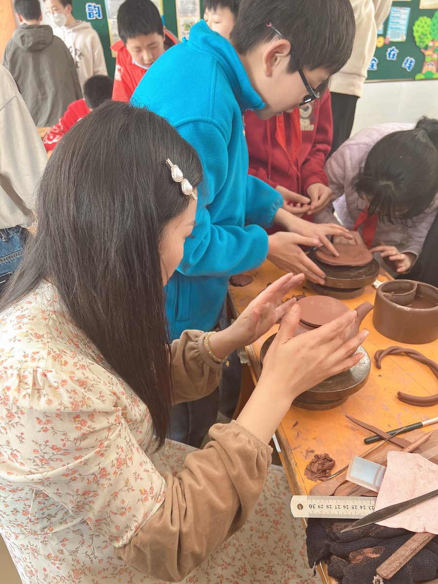 Sa1udVF4CR53XhZ's tweet photo. Dive into a 1-hour hands-on ceramic workshop! Shape your own small mug with master potters, no experience needed—create something you can use daily! #ArtExperience #CeramicFun https://t.co/ulRRPN4GI9