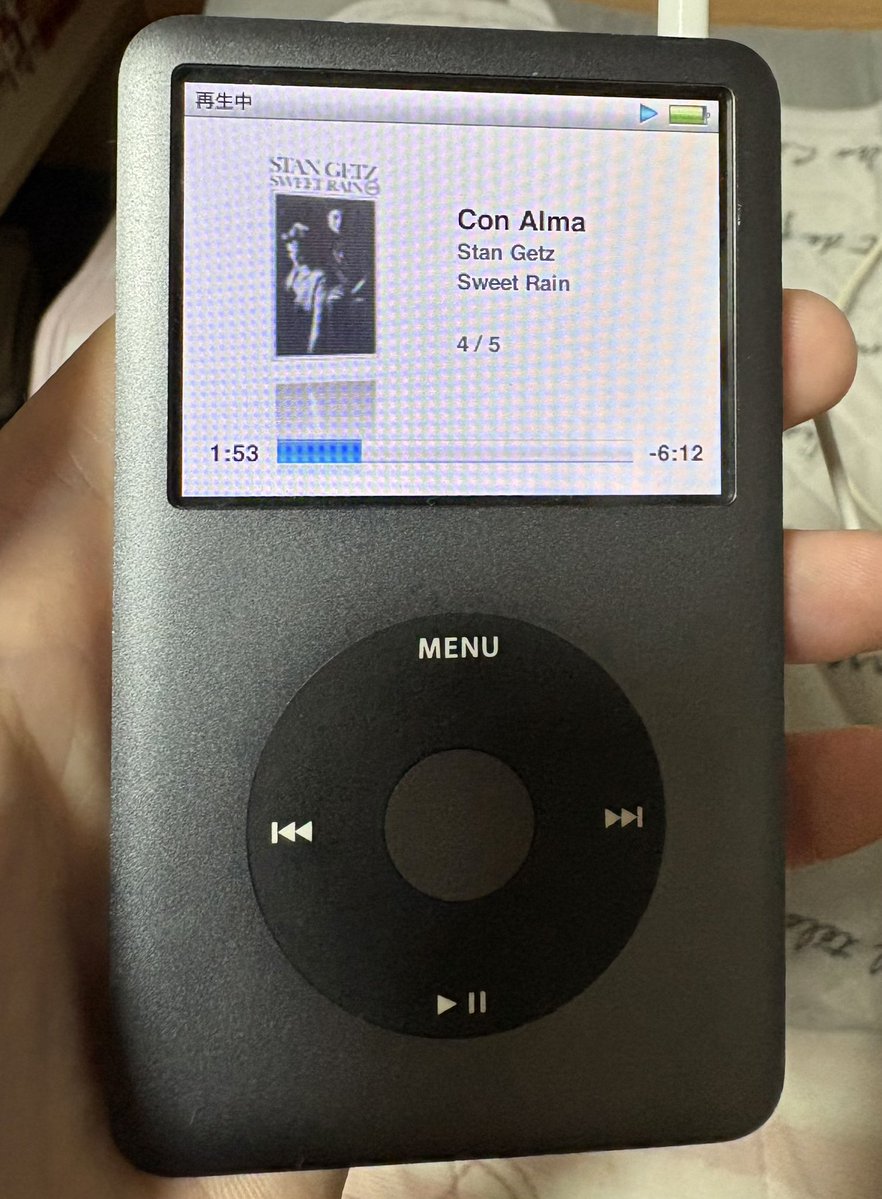 musicient_bun99's tweet photo. 遂に念願の #iPodClassic 第7世代の160GBモデルをメルカリで手に入れました❗️
操作の仕方がまだ不慣れですが、購入した音楽がまだまだ溢れかえっているのでこれを機にiPodに入れまくろう▶️
他意はないけどなんとなく今はスタン・ゲッツを聴きたい気分🎵
#今こそストリーミング無き音楽を https://t.co/rYY8iqHTu3