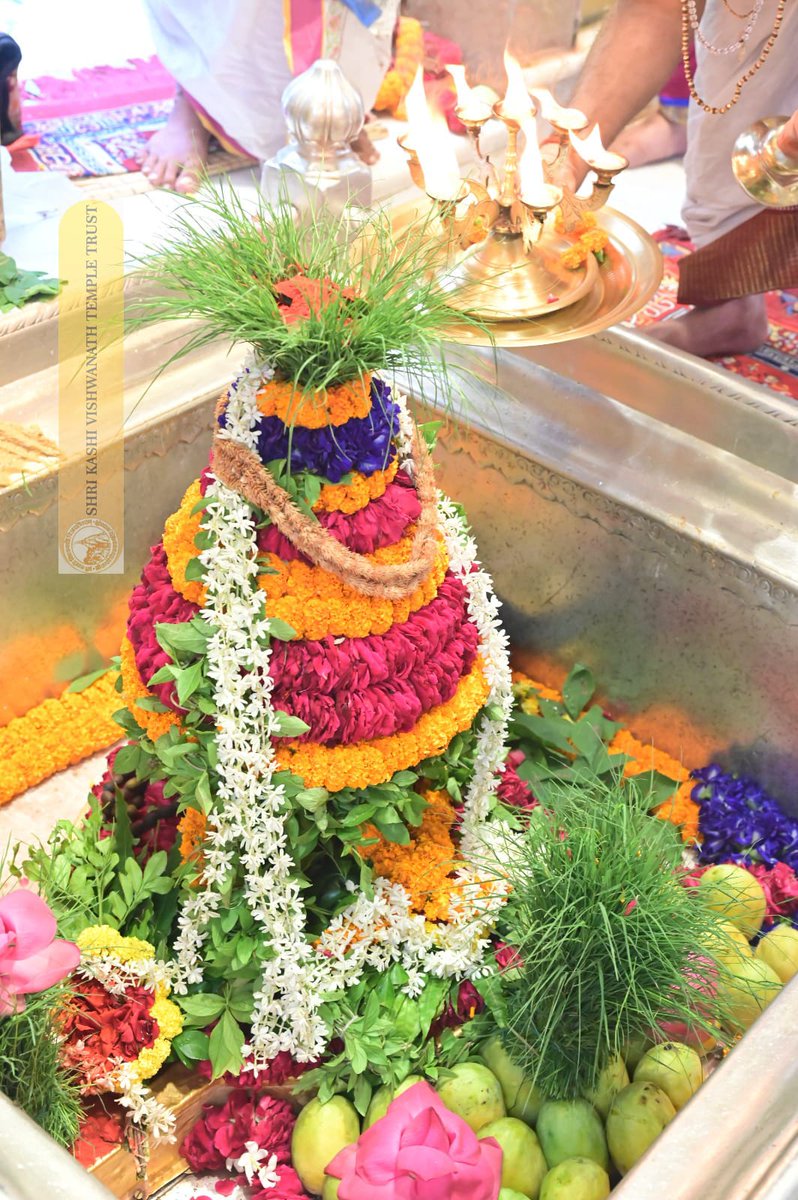ShriVishwanath's tweet photo. श्री काशी विश्वनाथ जी की मध्यान्ह-भोग आरती I
#kashi #darshan #kashivishwanath #VishwanathDham #blessings https://t.co/6N8BGDo542