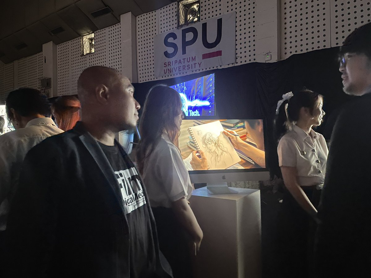 5PM_NON's tweet photo. อาจารย์ภายในงานแนะนำผลงานของนักศึกษา เข้าใจง่ายมากๆ #SPUCAaiShowcase https://t.co/64HxPwp6OR