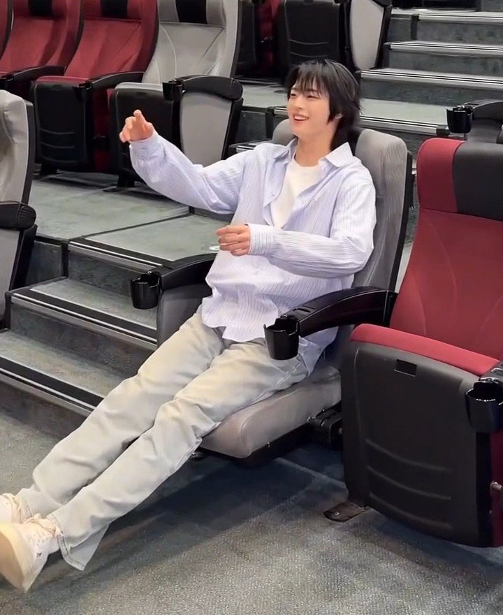 redtakuan's tweet photo. 내려놨는데도 엉덩이 풀썩  앉지않고 버티고 있는거 봐 이상한 거 잘해효 https://t.co/BeFEBb6Vhf