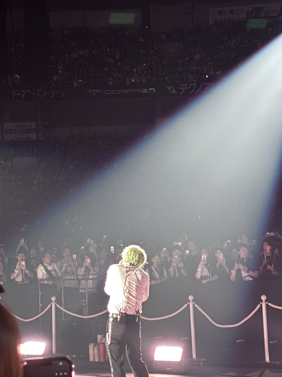 __02end's tweet photo. 後ろ姿が眩しくて眩しくて⟡.*
 #THECINEMAネタバレ https://t.co/pSqUOgQa1v