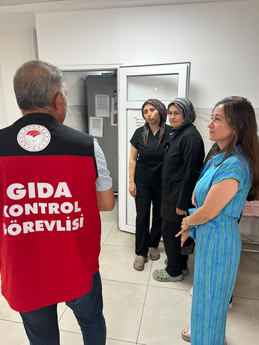 antalyailtarim's tweet photo. #Finike ve #Demre ilçelerimizde gıda kontrol ekiplerimizce işletmelerde denetimler gerçekleştirildi. Gıda ürünleri ambalajı, #STT ve #TETT kontrolleri yapıldı. Çalışanlar #gıdagüvenliği konusunda bilgilendirildi. #Alo174Gıda
@FratErkal @ibrahimyumakli https://t.co/bOEBEOHLi6